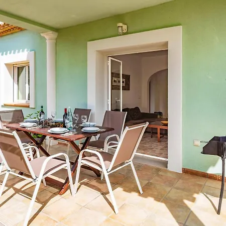 Villa Dalia By *